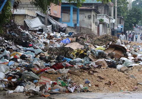 Infrastrukturen har brutt sammen i Les Cayes på Haiti, store hauger med søppel ligger rundt omkring. 