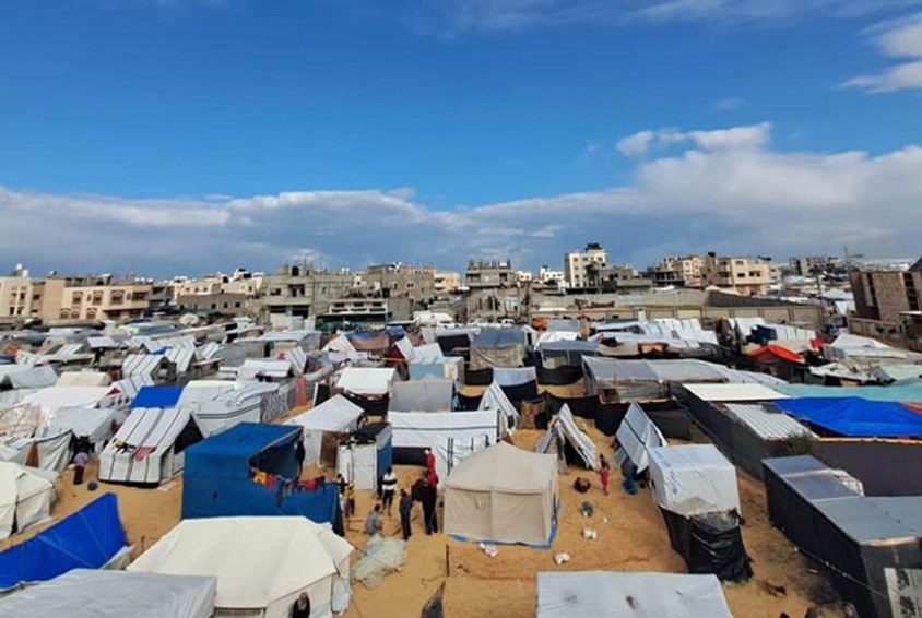 Tusenvis av provisoriske telt er satt opp på ei slette ved Rafah. Foto: SOS-barnebyer