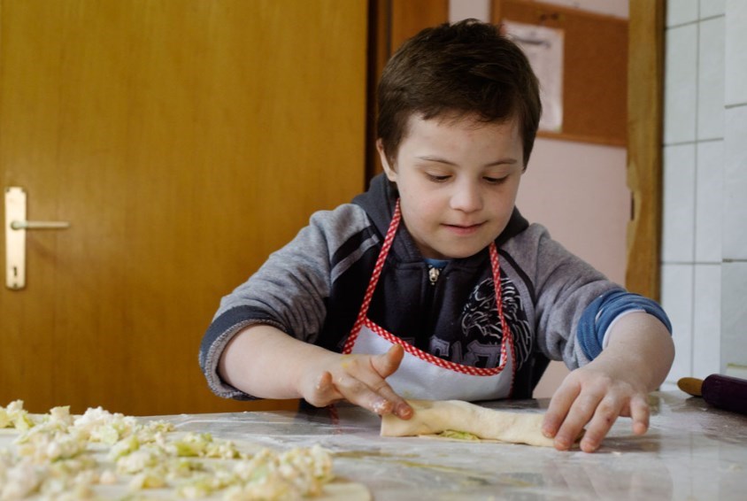 Å bake engasjerer store og små. Her fra en barneby på Balkan. Foto: Nina Ruud
