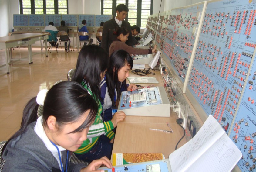 SOS-barnebyer i Viet Tri tilbyr yrkesrettet utdanning i blant annet elektronikk.   