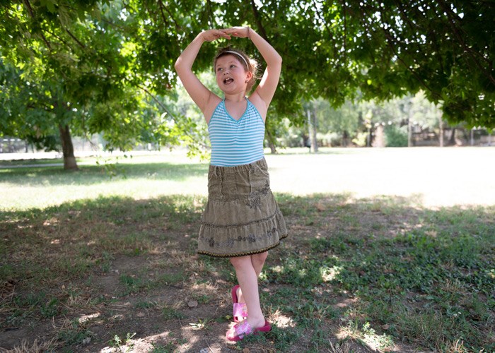 Irina danser ballet i parken. 
