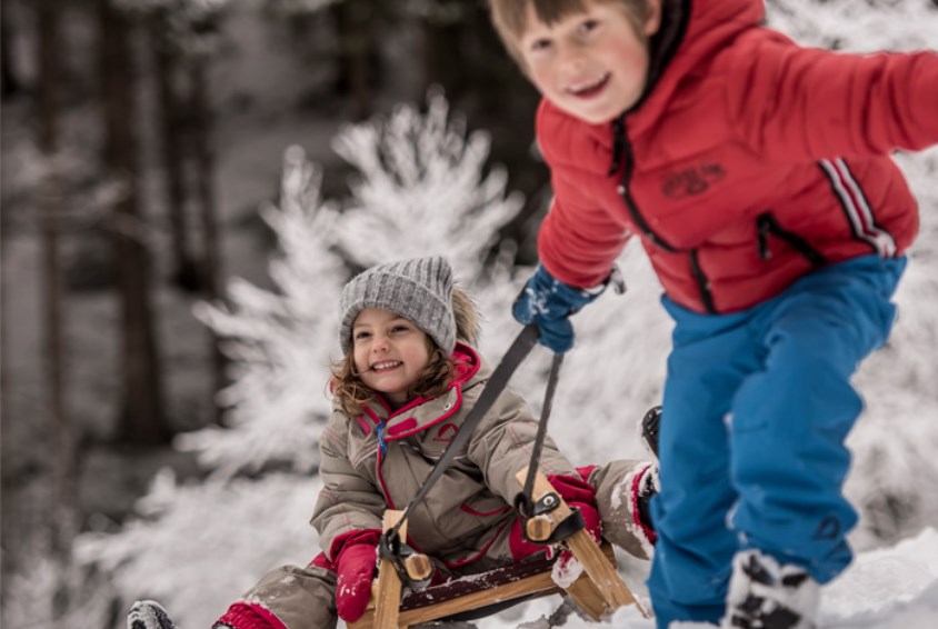 Barna i en SOS-barneby i Østerrike elsker å leke i snøen. Foto: Gerhard Berger