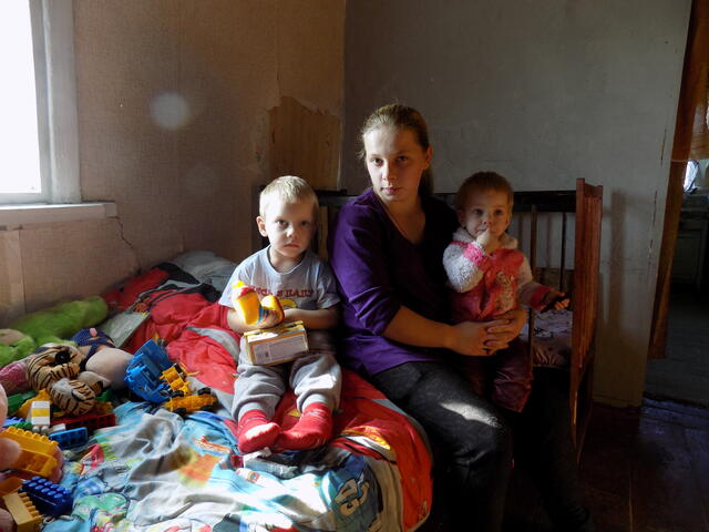 En familie som mottar støtte fra SOS-barnebyer. Foto: Maxim Shemet