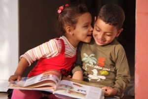 Barn leser. SOS-barnebyer Marokko. Foto: Ingrid Pullar