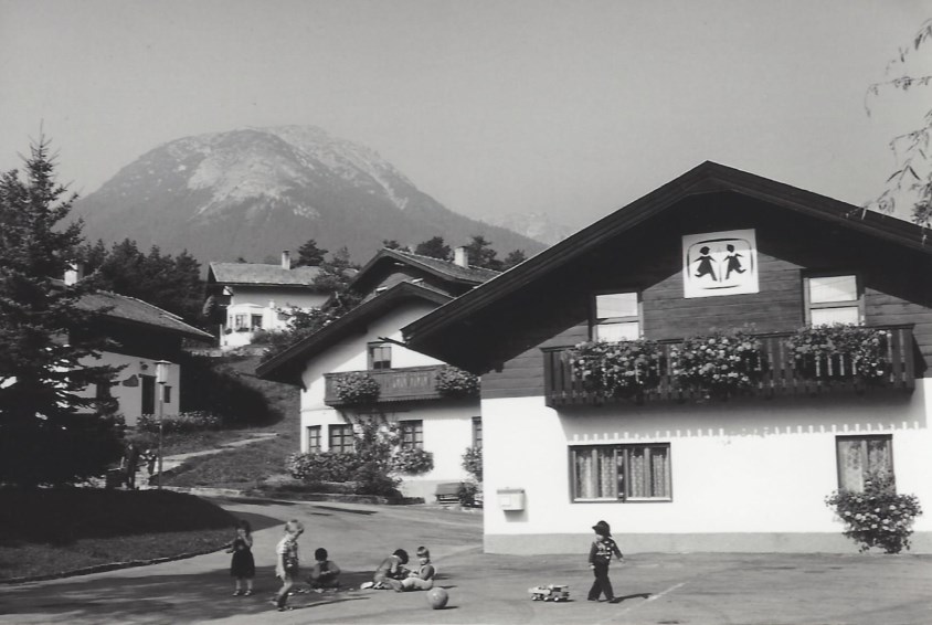 Den første SOS-barnebyen åpnes i Imst i Østerrike i 1949. 70 barn som mistet foreldrene sine, får en ny familie. I SOS-familiene bor biologiske søsken og SOS-søsken sammen med en SOS-mor. 