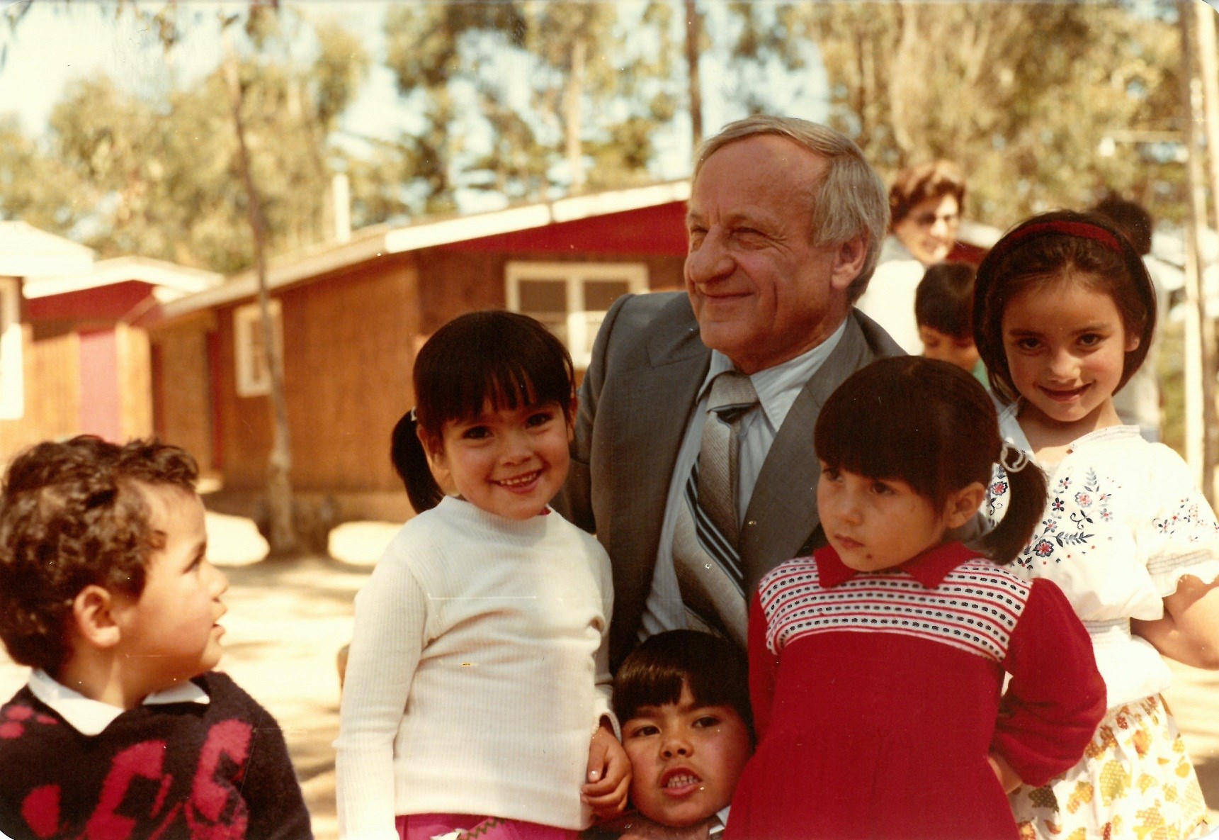 Hermann Gmeiner var SOS-barnebyers grunnlegger. Her er han i Chile. I løpet av 60-tallet ble det etablert barnebyer i flere land i Latin-Amerika.