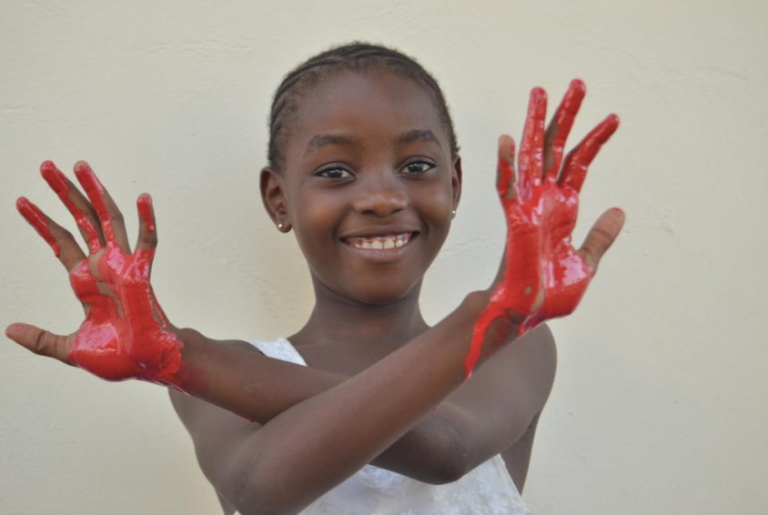 Fingermaling. Jente fra SOS-barnebyer i Sierra Leone. 
