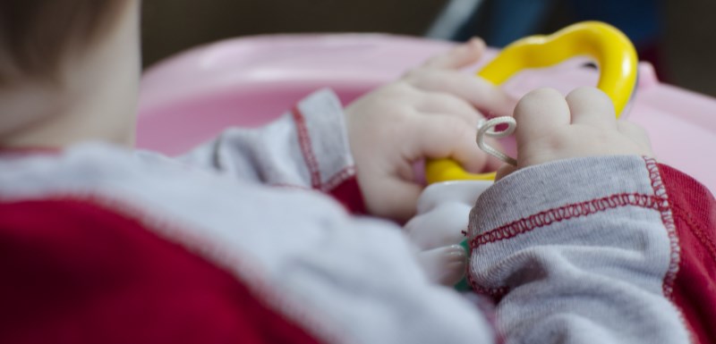 Et av barna i babysenteret i Pristina. Barnets identitet er skjult av hensyn til Kosovos lover om personvern.