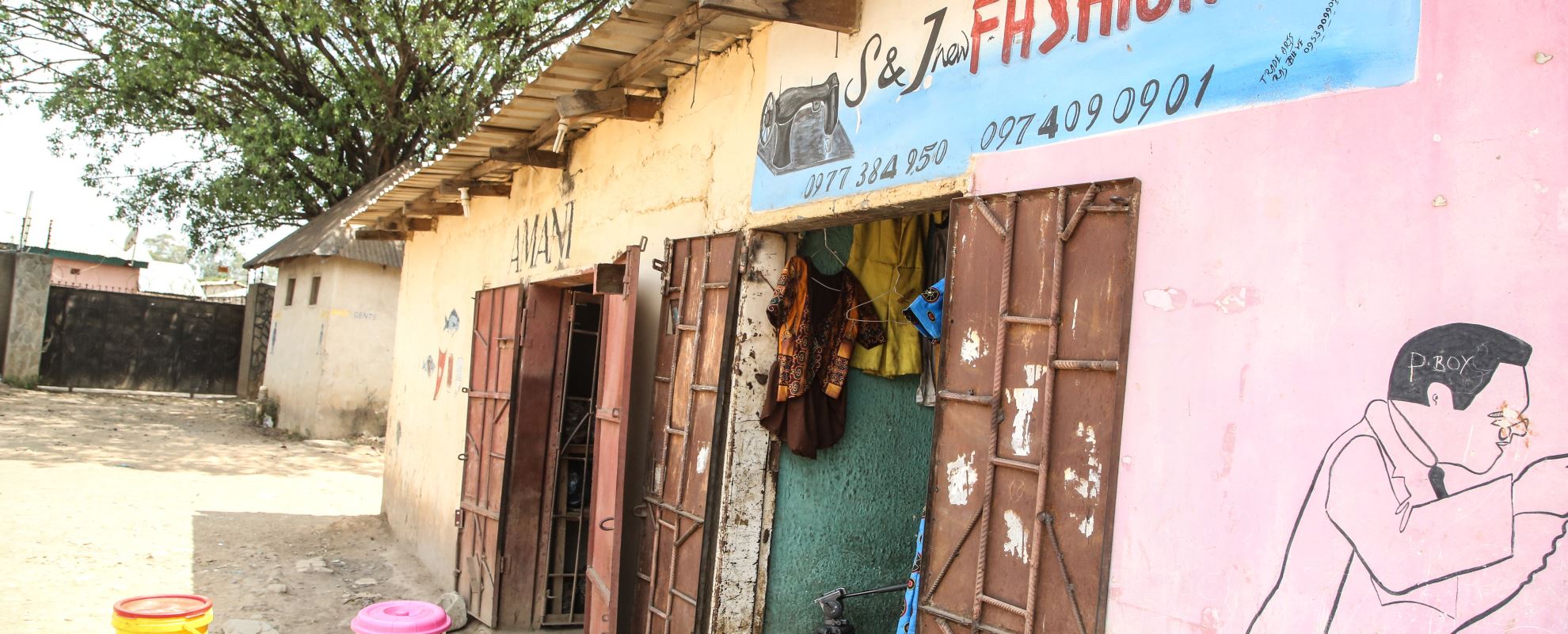 Thandis butikk, S&J New Fashions, i Chaisa i utkanten av Lusaka. Foto: Tom Maruko