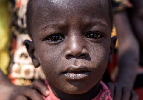 Portrett av gutt fra Kenya, han ser alvorlig ut. Fra nødhjelpsarbeidet i landet. Foto: Rory Sheldon