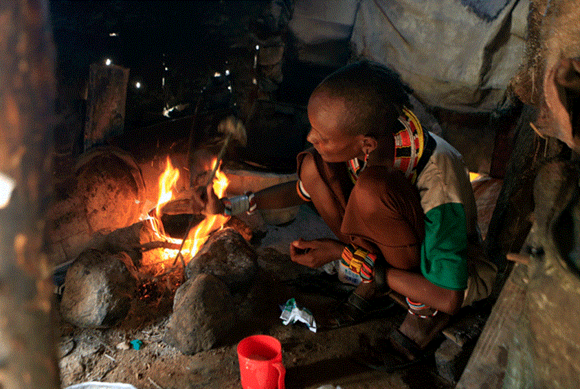 Nibarnsmoren Nkatiye, fra Kenya sitter foran det åpne ildstedet i huset sitt. Foto: Anne Kahura