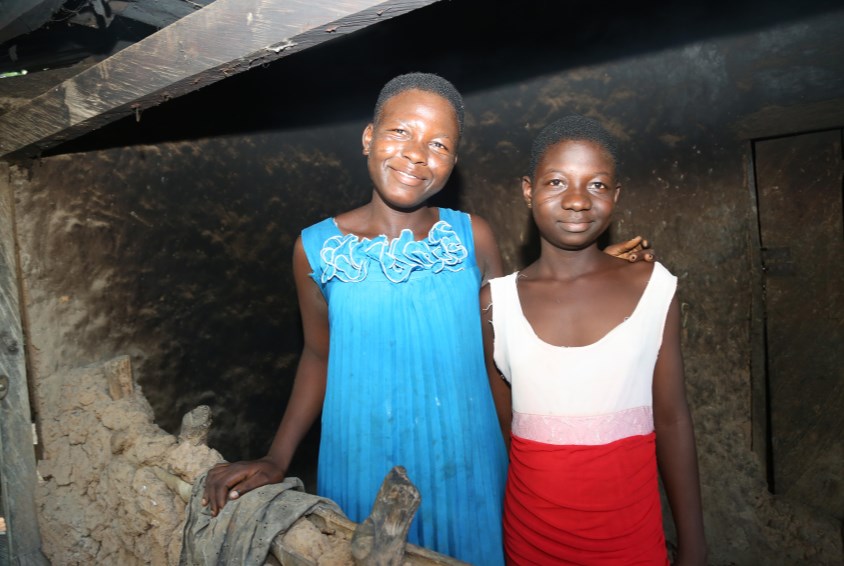 Marikah (til venstre) og søsteren Serwa fortviler fordi de går glipp av skolegang. Foto: Tom Maruko
