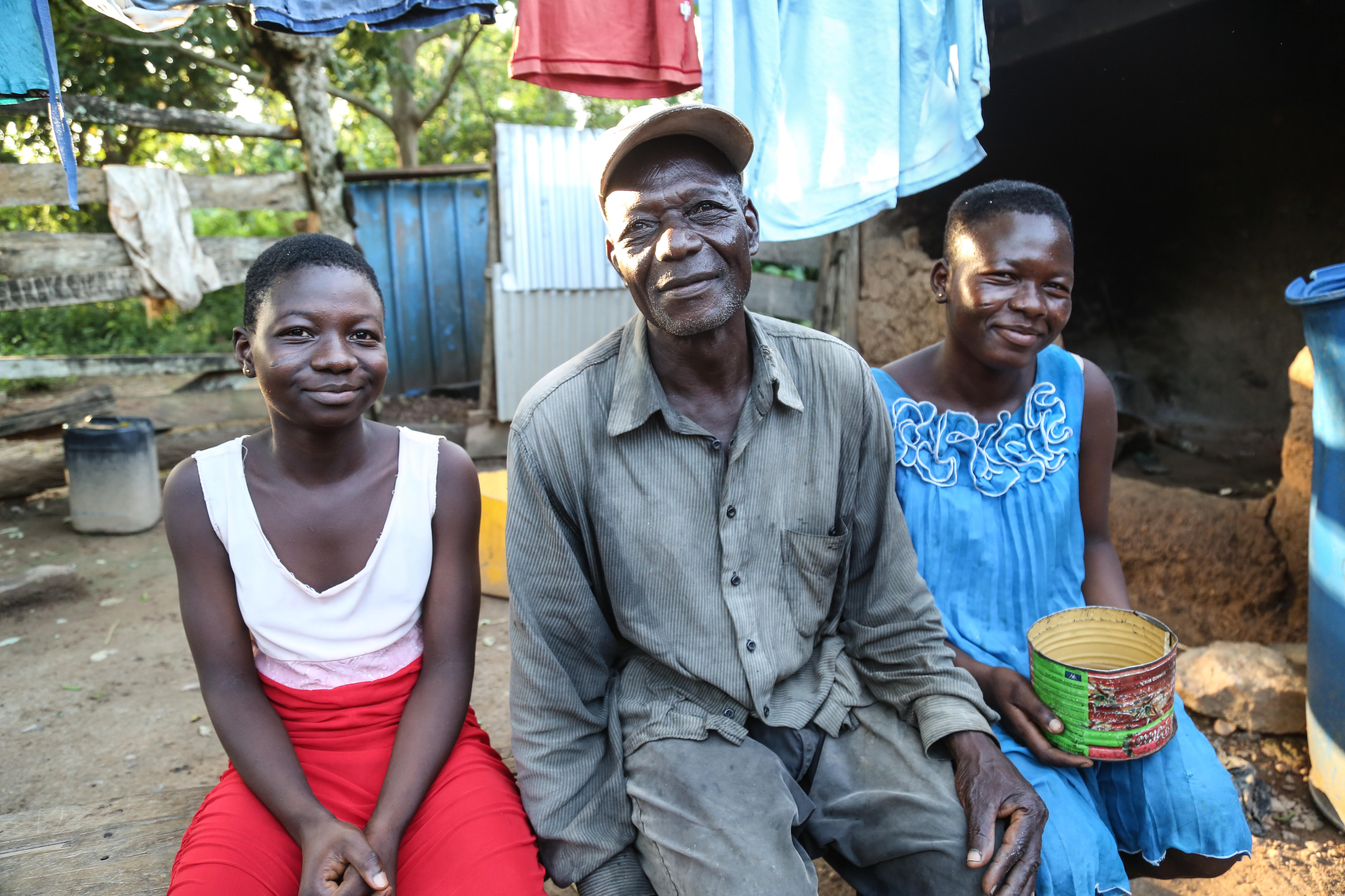 – Jeg er en gammel mann som jobber hardt for å fostre opp jentene mine. Nå har koronaviruset gitt meg nye bekymringer, sier Nyyaba (66). Foto: Tom Maruko