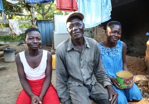 – Jeg er en gammel mann som jobber hardt for å fostre opp jentene mine. Nå har koronaviruset gitt meg nye bekymringer, sier Nyyaba (66). Foto: Tom Maruko
