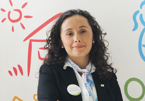Angela Maria Rosales, SOS-barnebyers internasjonale programdirektør. Hun har mørkt krøllete langt hår og midtskill, har på seg hvit skjorte og mørk dressjakke. Foto: SOS-barnebyer Colombia