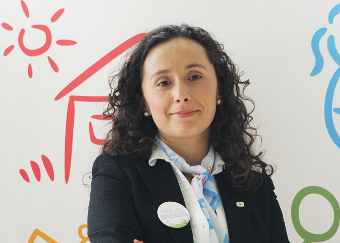 Angela Maria Rosales, SOS-barnebyers internasjonale programdirektør. Hun har mørkt krøllete langt hår og midtskill, har på seg hvit skjorte og mørk dressjakke. Foto: SOS-barnebyer Colombia