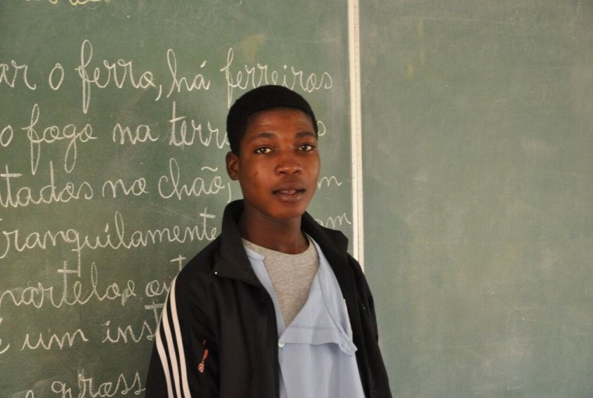 Barn som mangler fødselsattest får heller ikke mulighet til skolegang. Denne gutten begynte på SOS-skolen i Angola når han var 14 år og kunne da hverken skrive eller lese.