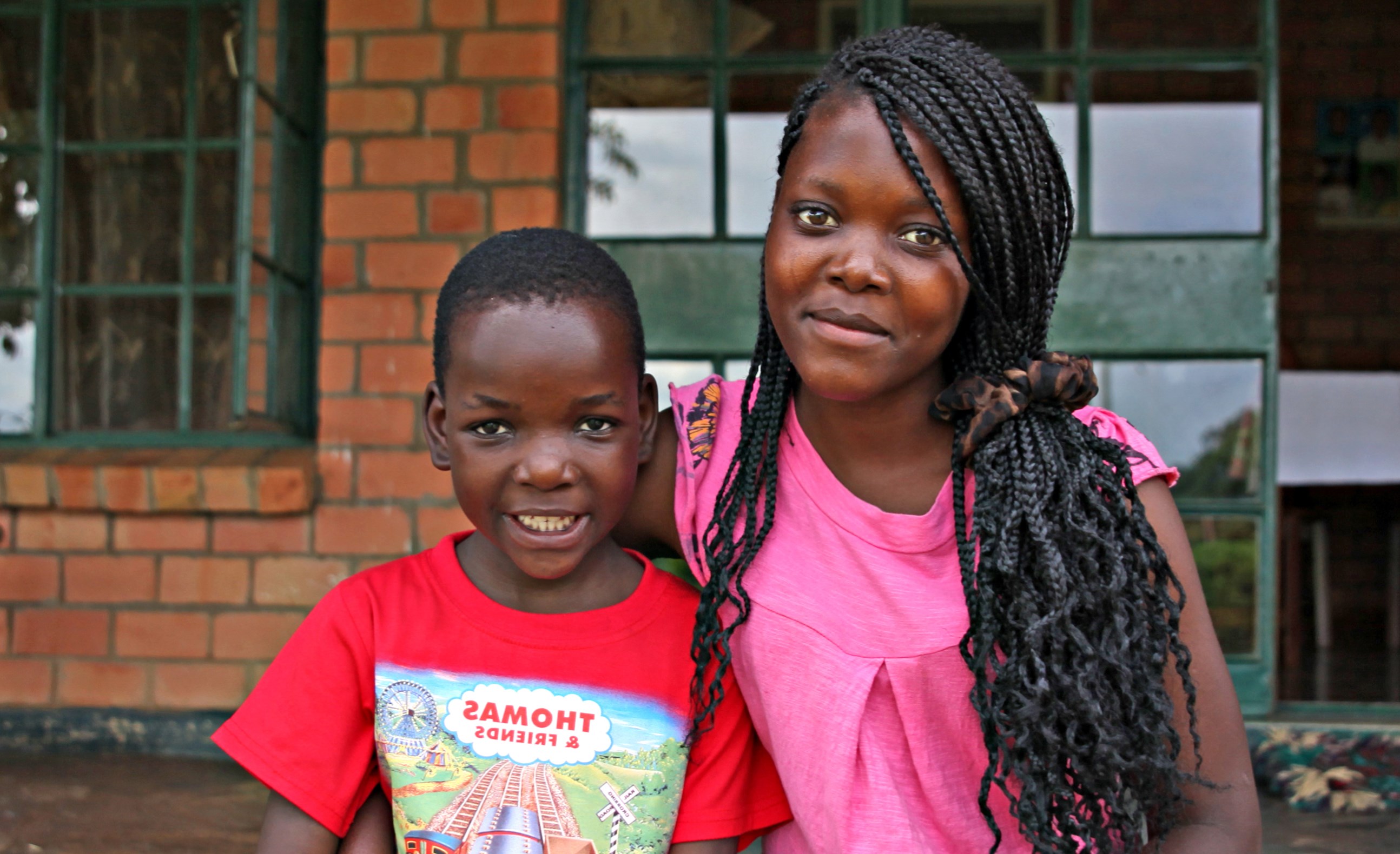 I dag bor Anna og Precious i en familie sammen med SOS-moren sin og nye søsken.