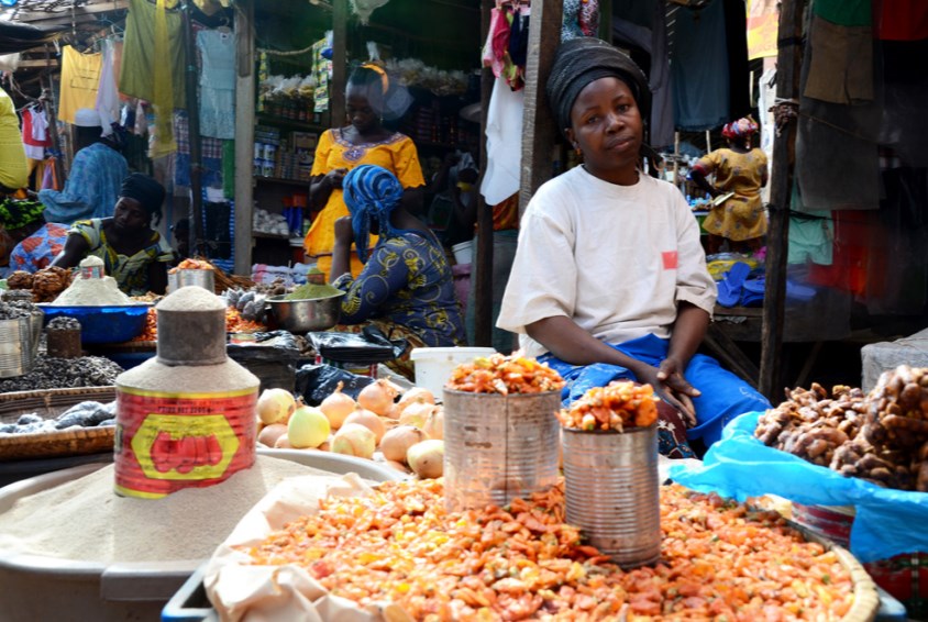 Det er tett mellom folk og boder på markedsplassene som selger frukt og grønnsaker og smitte kan lett overføres.