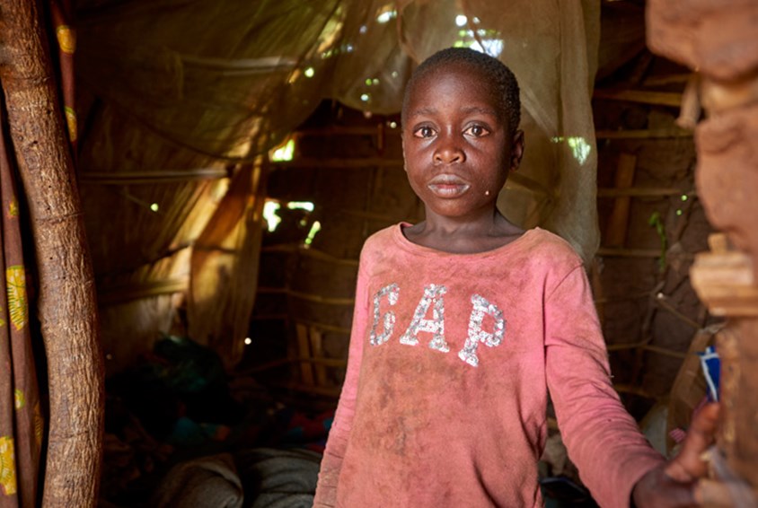 Gutt fra Uganda står inne i et provisorisk hus i en flyktningleir. Foto: Joris Lugtidheid