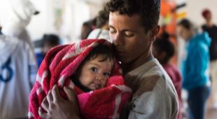 Daglig krysser flere tusen barn og voksne grensen til Colombia. Foto: Kaia Means