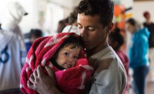 Daglig krysser flere tusen barn og voksne grensen til Colombia. Foto: Kaia Means