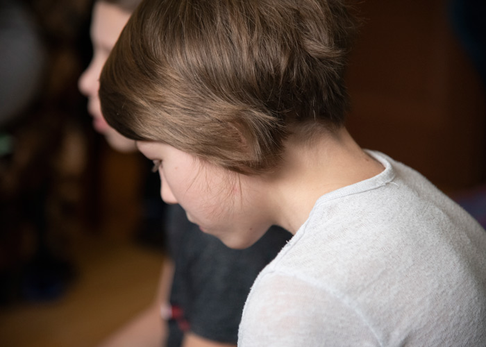Jente, i profil, med lys genser og halvlangt hår ser alvorlig ned. Foto: Katerina Ilievska