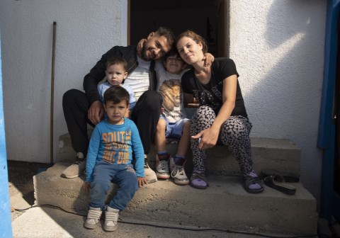 Vi ser familier som familier og hjelper dem som trenger det, sier Ora Bytyçi leder for SOS-barnebyers familieprogram i Pristina. Foto: Katerina Ilievska
