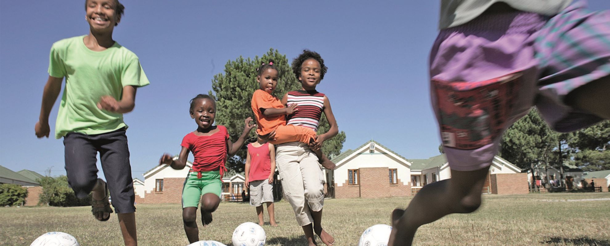 I SOS-barnebyene er det fotballbaner som både barna i barnebyen og fra lokalsamfunnet kan bruke. Foto: Patrick Wittman