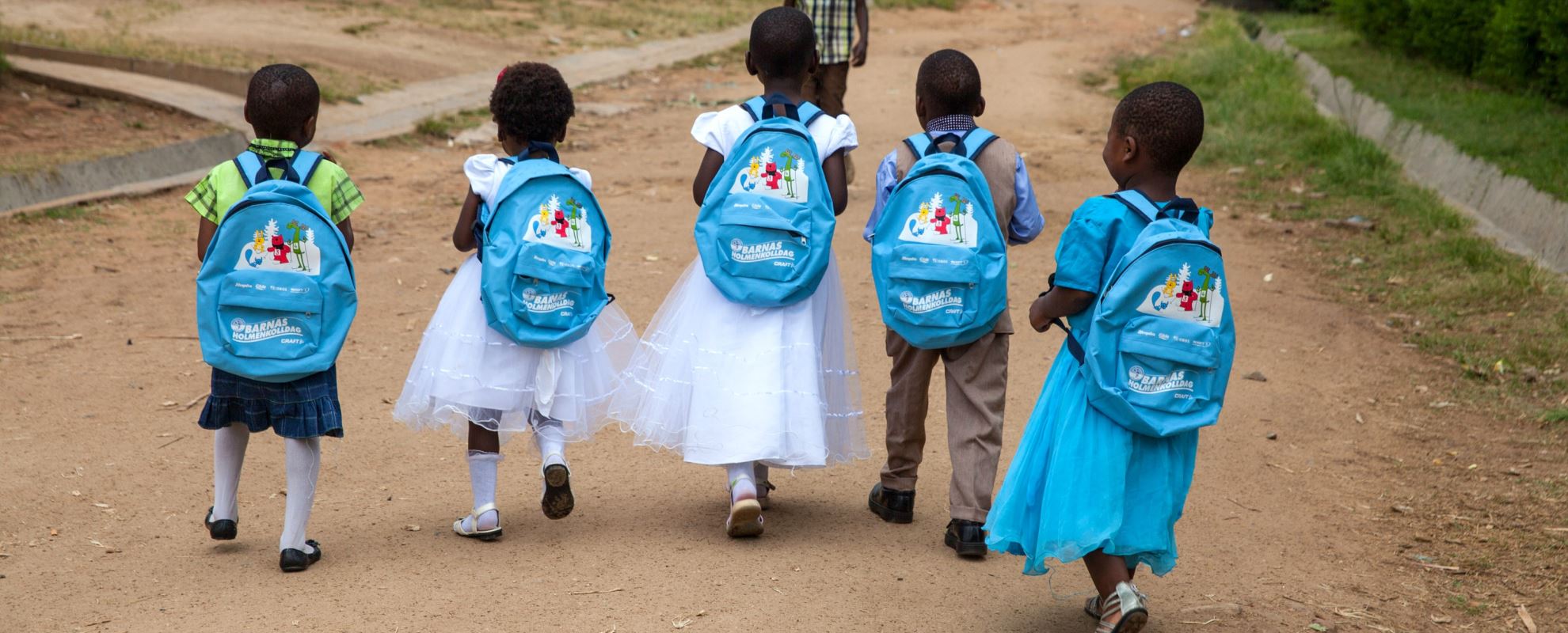 Sårbare barn gis en mulighet til å sette spor i sitt nærmiljø i Malawi. Foto: Bjørn-Owe Holmberg