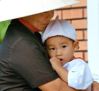 Ingen barn skal vokse opp alene. Her er en gutt med sin SOS-mor i en barneby i Vietnam. Foto: SOS-barnebyer