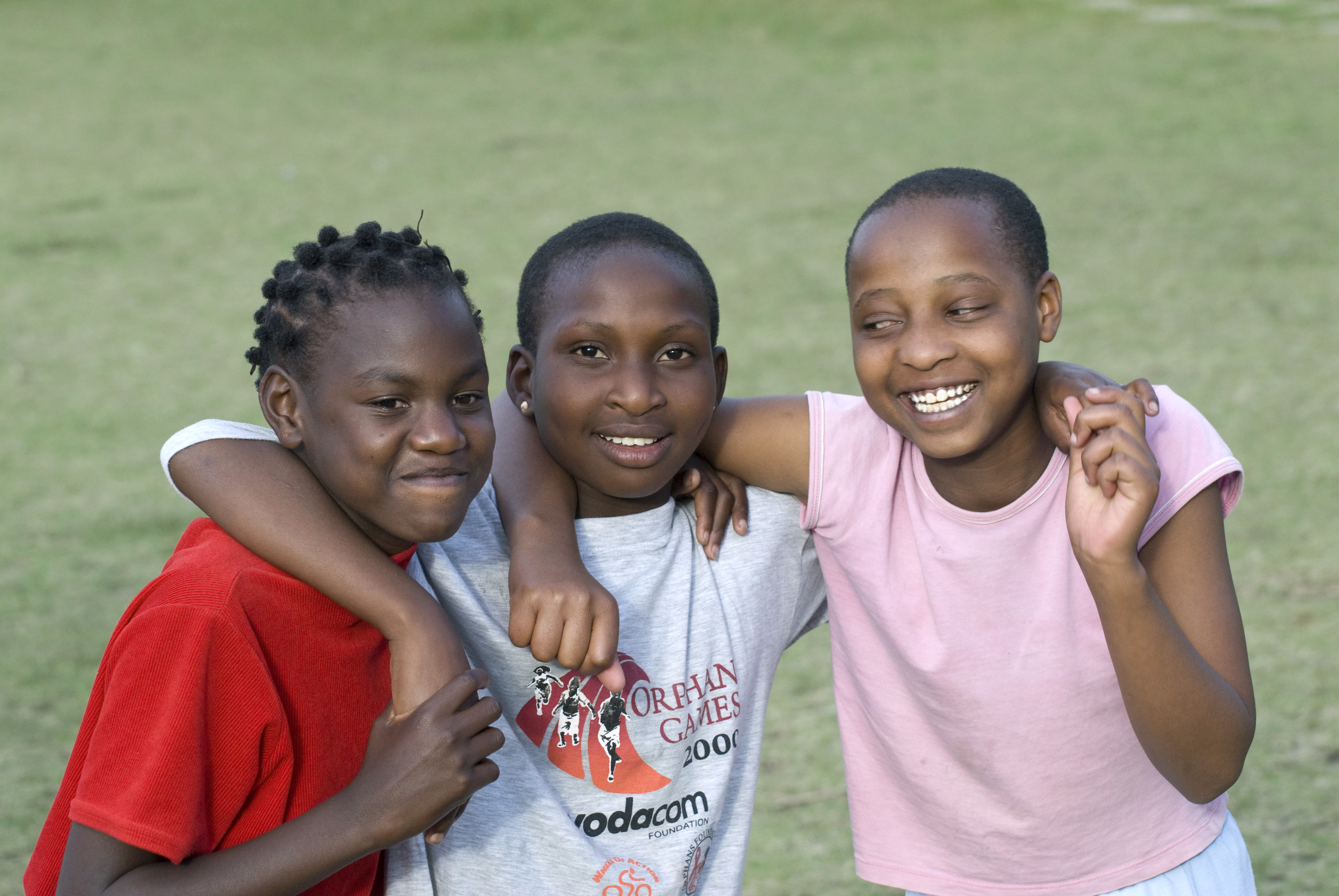 Tre søsken i en barneby i Tanzania. Foto Christian Lesske