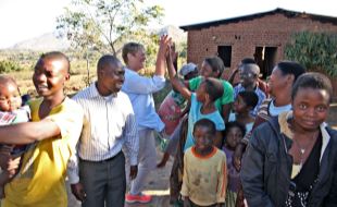 Bente Lier startet jobben som ny generalsekretær med en tur til Malawi. Foto: Bjørn-Owe Holmberg 