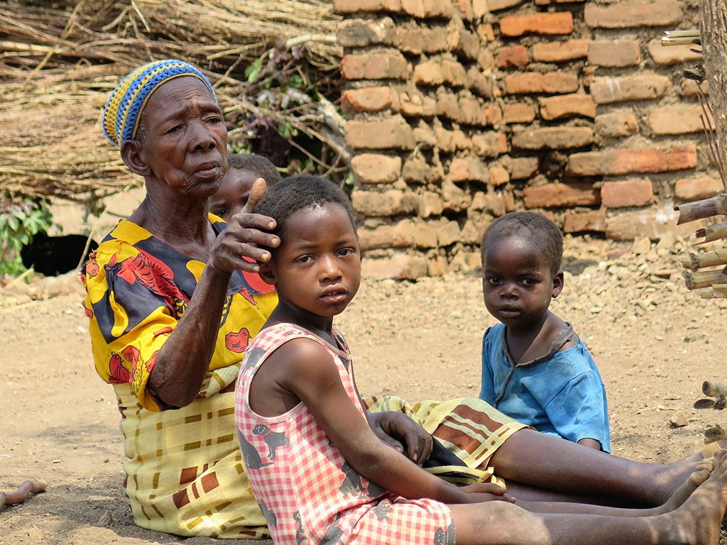Bestemor fra Malawi med sine to barnebarn. Foto: Sissel Aarak