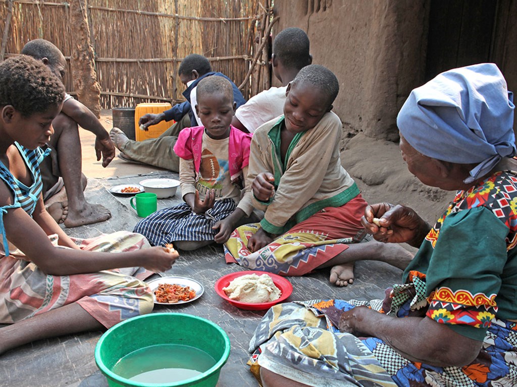 Bestemor spiser sammen med barnebarna. Foto: Bjørn-Owe Holmberg