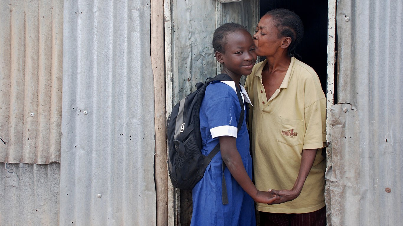 Farvel med en klem og kyss i panna er en fin start på skoledagen.  
Foto: Mariantoinetta Peru
