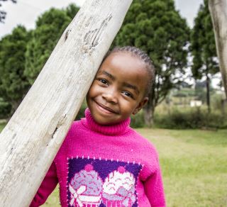 Jente i barnebyen i Mbabane. Foto: Mats Hvalsengen