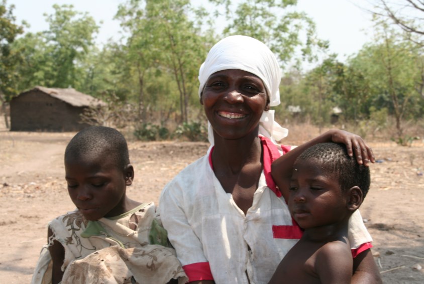En alenemor med seks barn er blant dem som får hjelp gjennom familieprogrammet i Ngabu. Illustrasjonsfoto: SOS-arkiv