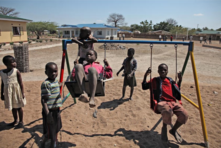 Barn i lek på lekeplass ved SOS-barnebyen i Ngabu. Foto: Bjørn-Owe Holmberg