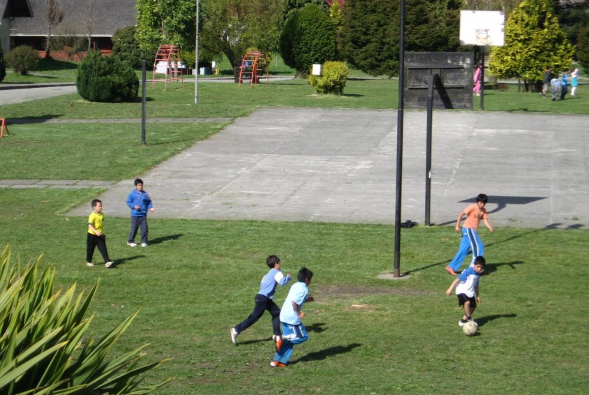 Fotball fremmer fellesskapsfølelse og lærer barn betydningen av målbevisst innsats, som er viktige faktorer på mange områder i livet. Foto: Fernando Espinoza