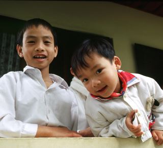 To brødre i barnebyen i Viet Tri. Foto: SOS-barnebyer