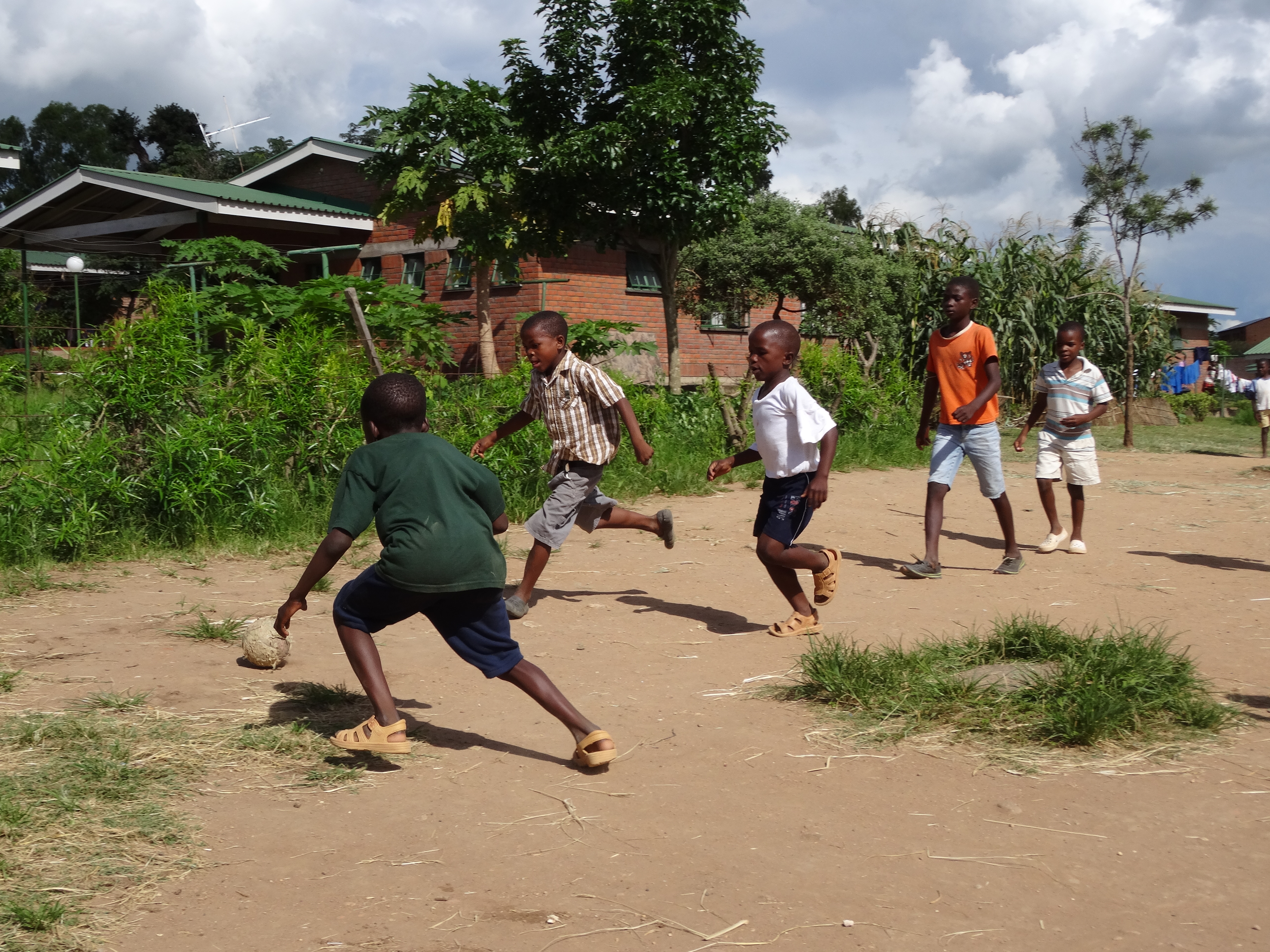 Barna i barnebyen i Blantyre liker å spille fotball! Foto: Christine Wiik