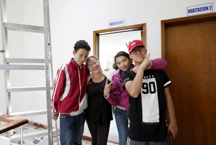 SOS-mor Yolis og hennes familie gleder seg til å flytte inn i sitt nye familiehjem. De er nå èn av 10 familier som nå blir mer integrert i lokalsamfunnet.
