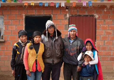 Alenepappa Secrundino har løftet familien ut av fattigdom. Foto: Alejandra Kaiser