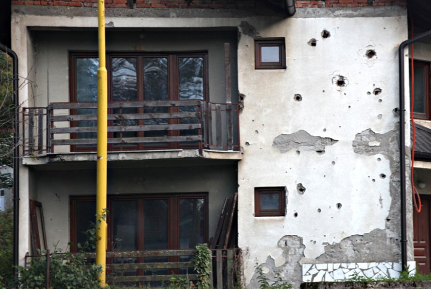 Mange hus har fortsatt merker etter skytingen og granatangrepene. Foto: Bjørn-Owe Holmberg