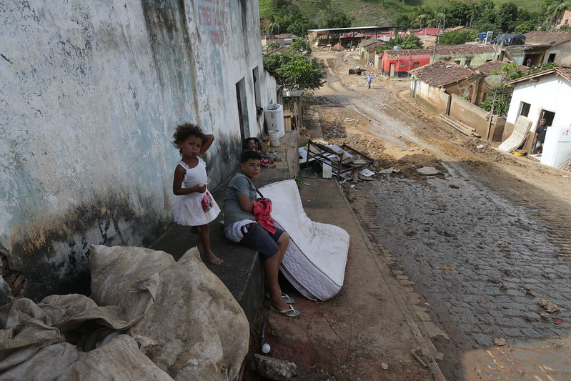 To barn ute i slummen i Brasil. Foto: Governo do Estado da Bahia