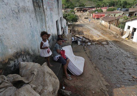 To barn ute i slummen i Brasil. Foto: Governo do Estado da Bahia