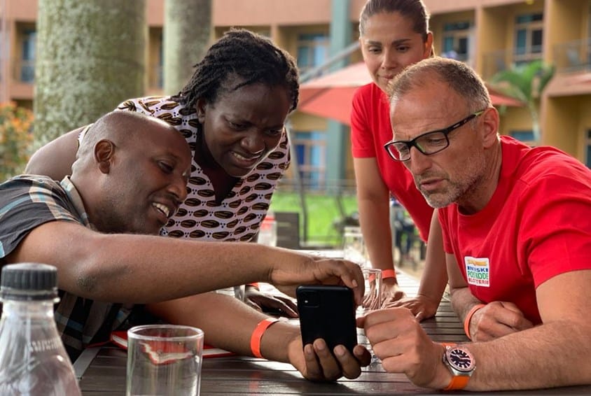 Jorun og Tom Stiansen var i Uganda for å se arbeidet til SOS-barnebyer, og de fikk en sterk bekreftelse på at det nytter å bidra. Foto: Postkodelotterier Jorun og Tom Stiansen var i Uganda for å se arbeidet til SOS-barnebyer, og de fikk en sterk bekreftelse på at det nytter å bidra. Foto: Postkodelotteriet
