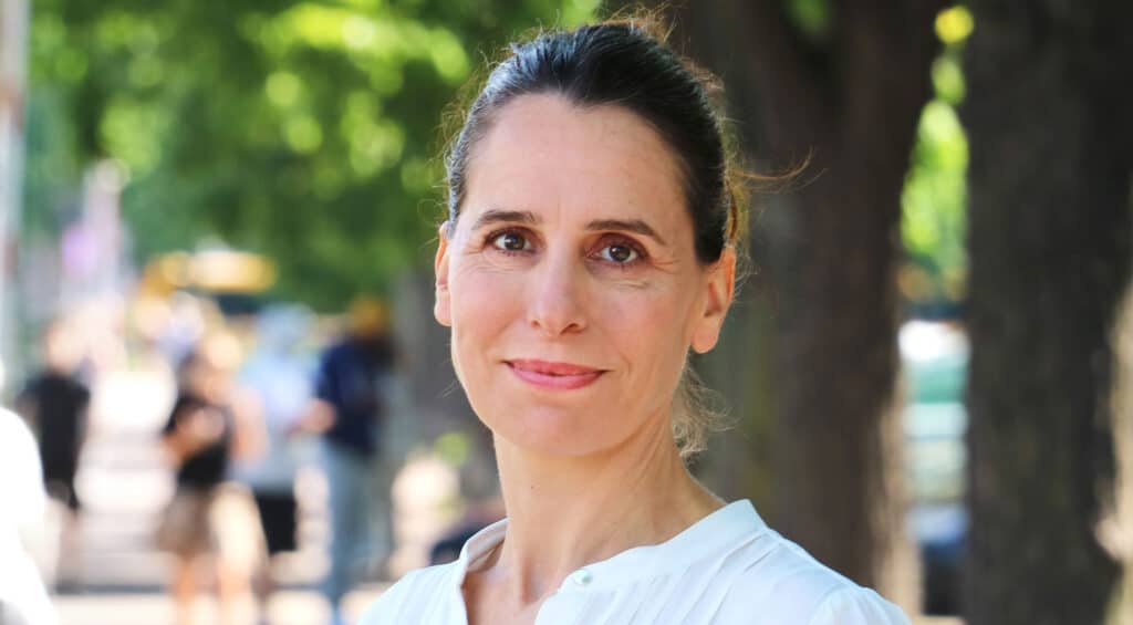 Partnerskapet med Heimstaden: Anette Konar Riple, programdirektør for A Home for A Home. Hun har mørkt langt hår i en topp og hvit skjorte og står ute i en park. Foto: Heimstaden.