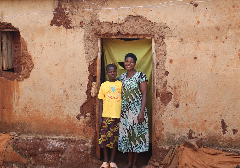 ngabire og mammaen foran huset sitt i Rwanda. Foto: Olivier Rubibi